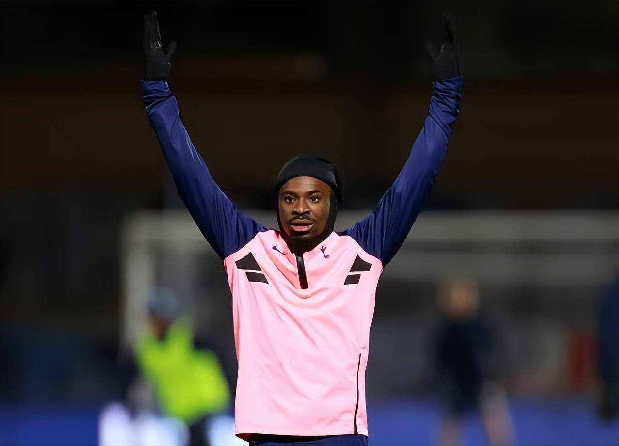 亚泰球迷拉横幅：欢迎莱昂纳多回家球员面对旧主的简单介绍