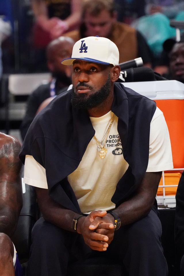 包含曝詹姆斯可能前往G联赛训练不会随队出征5连客的词条