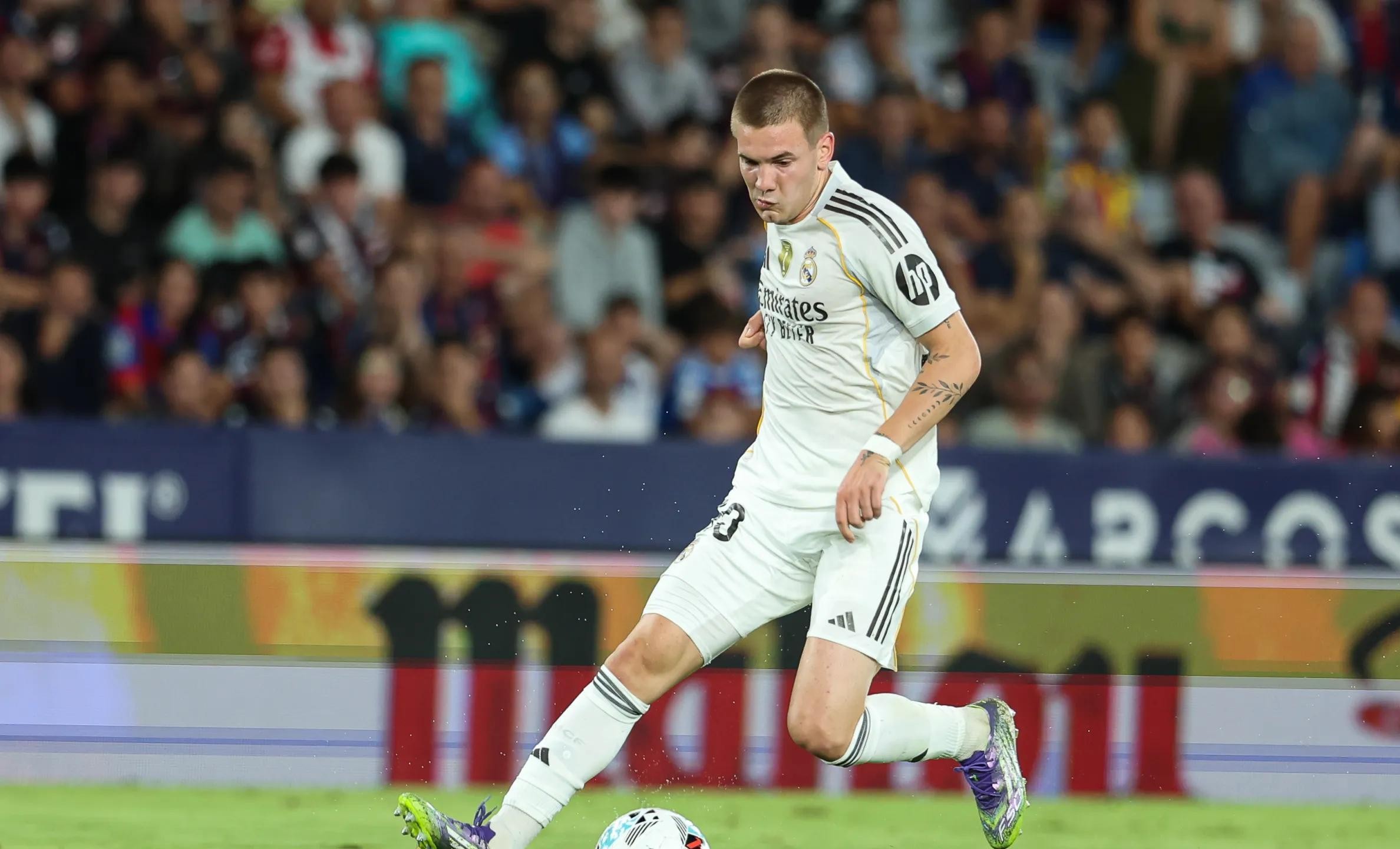 包含记者：马斯坦托诺首选皇马巴黎也在关注中的词条