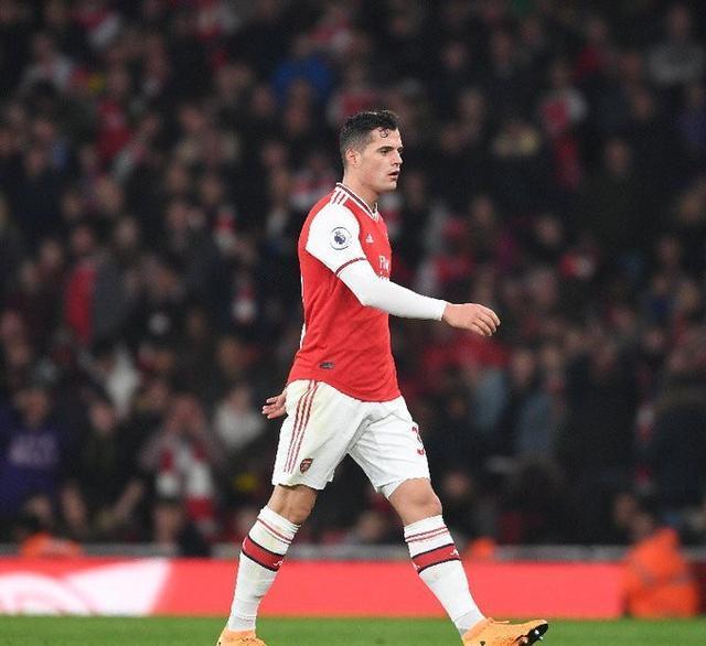 纽卡斯尔球迷不满伊萨克闹离队在球场外拉横幅进行攻击的简单介绍