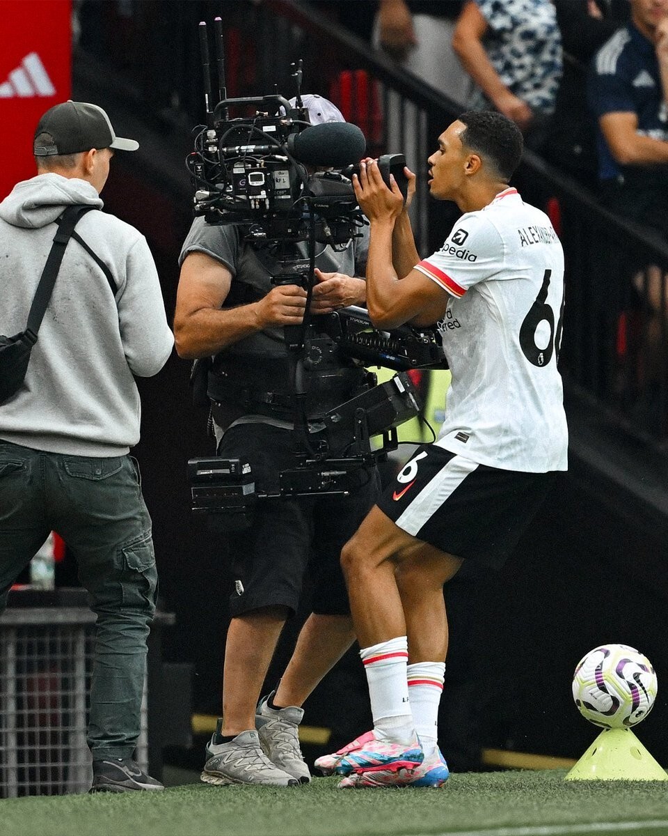 阿诺德遭利物浦球迷嘘声安菲尔德球场反应激烈的简单介绍 阿诺德遭利物浦球迷嘘声安菲尔德球场反应激烈的简单介绍