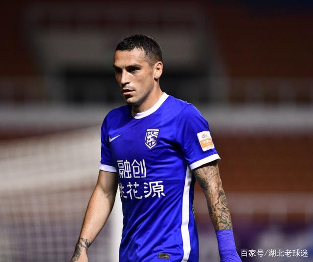 邓卓翔发布会怒怼球迷三镇遭自家球迷嘘