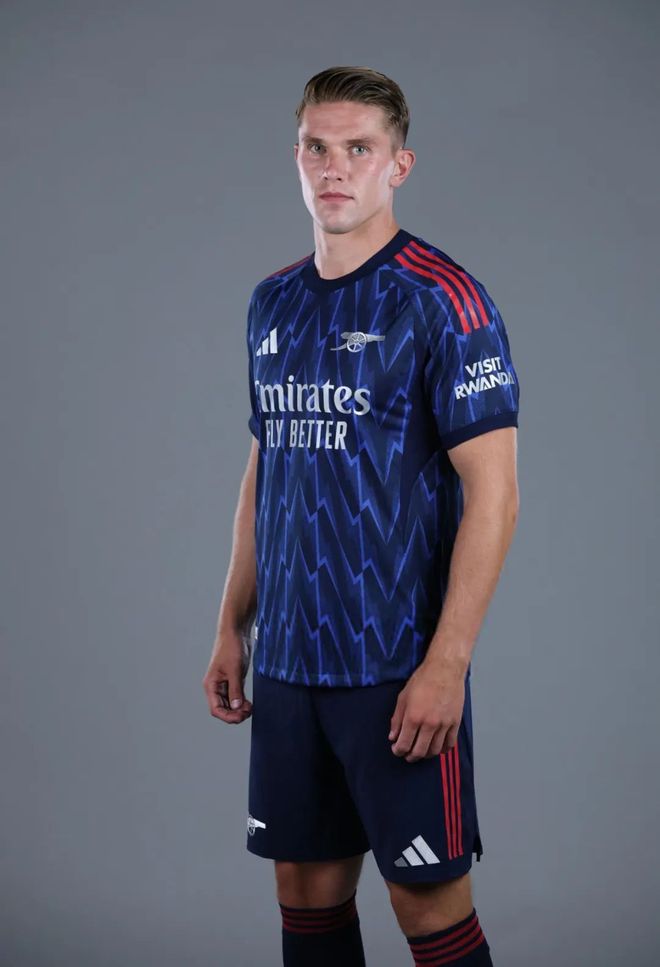 包含官方：阿森纳签下哲凯赖什身穿14号球衣的词条