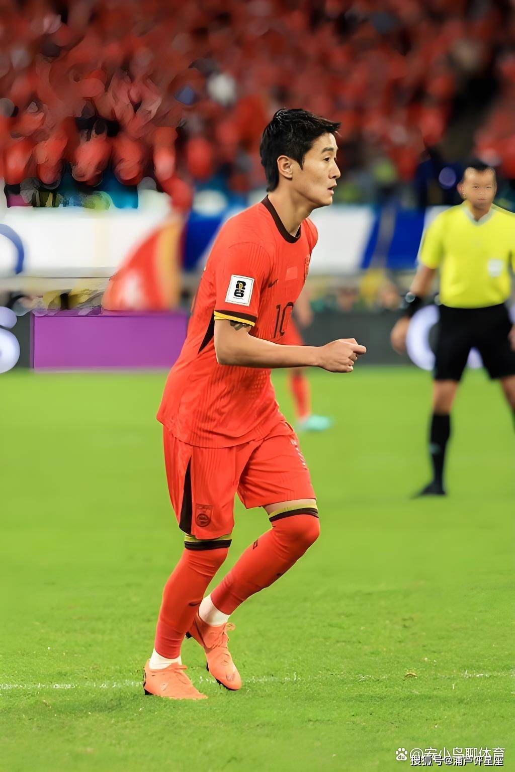 韦世豪对球迷主场声援予以回应球迷高举韦世豪球衣的简单介绍