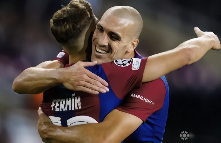 包含巴萨8月28日与罗梅乌解约但他还未与任何俱乐部签约的词条