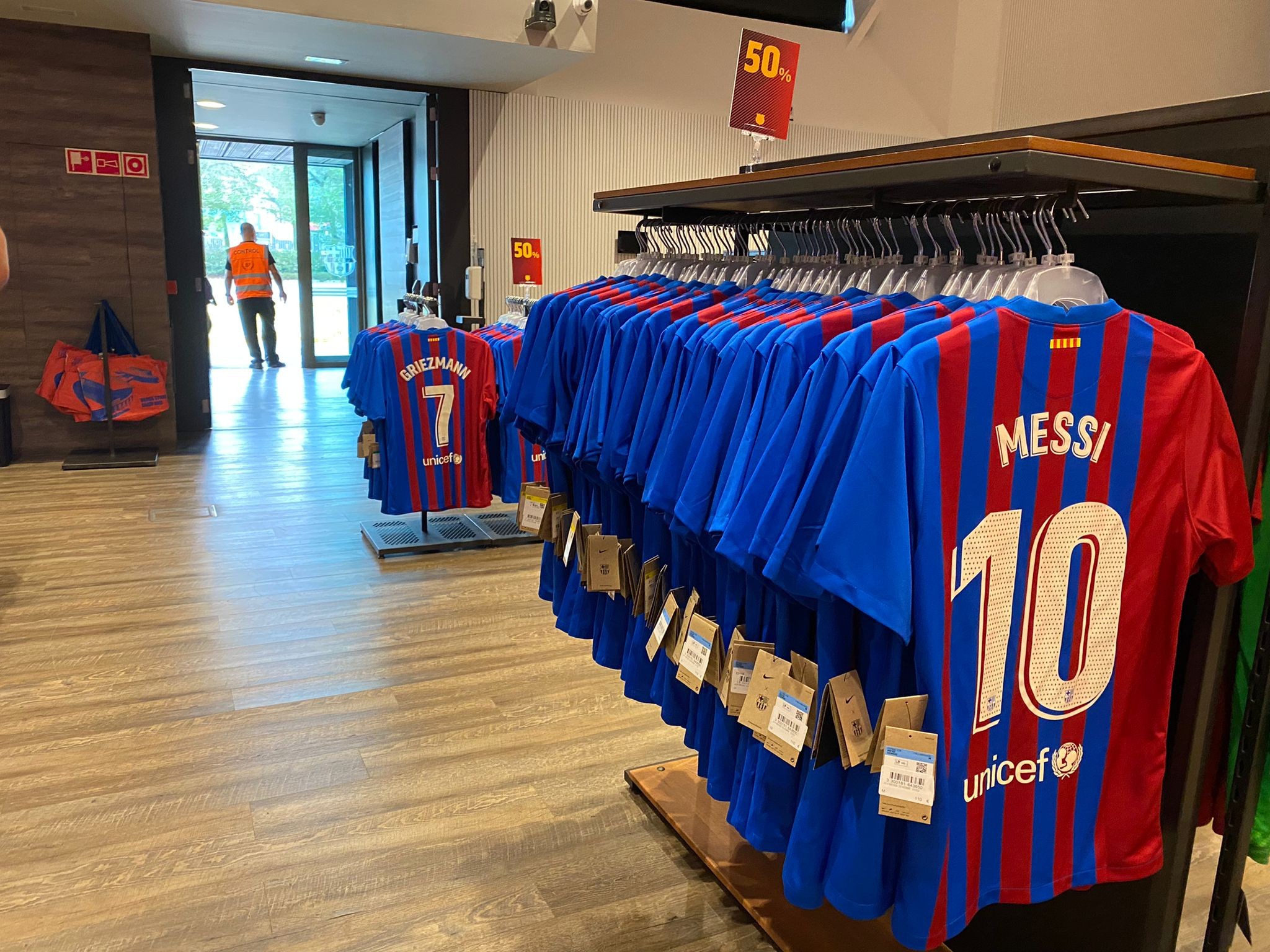 伊萨克球衣销量急剧下降照片被移出商店的简单介绍