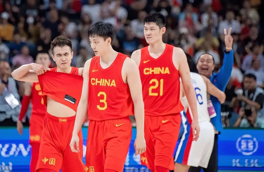 包含中国男篮官宣亚洲杯12人名单胡金秋赵睿领衔徐杰张宁落选的词条