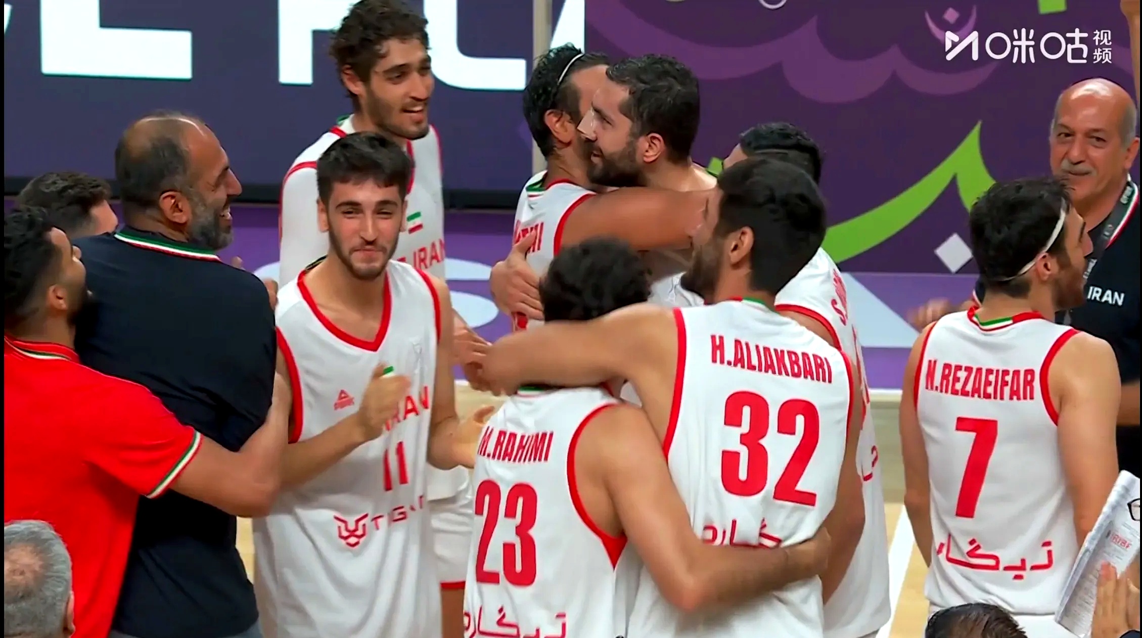 包含中国台北男篮将对阵伊朗男篮两队争夺半决赛席位的词条