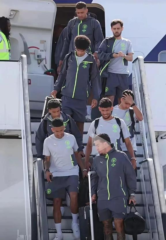 包含国足回应东亚杯行李多问题51人共140件的词条