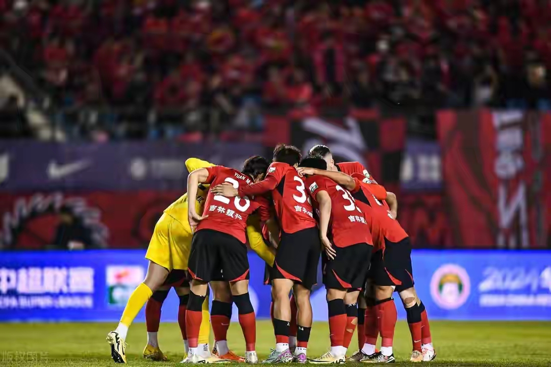 中超长春亚泰1-0青岛西海岸贺一然进球被吹奥莫伊胡安弗破门制胜的简单介绍