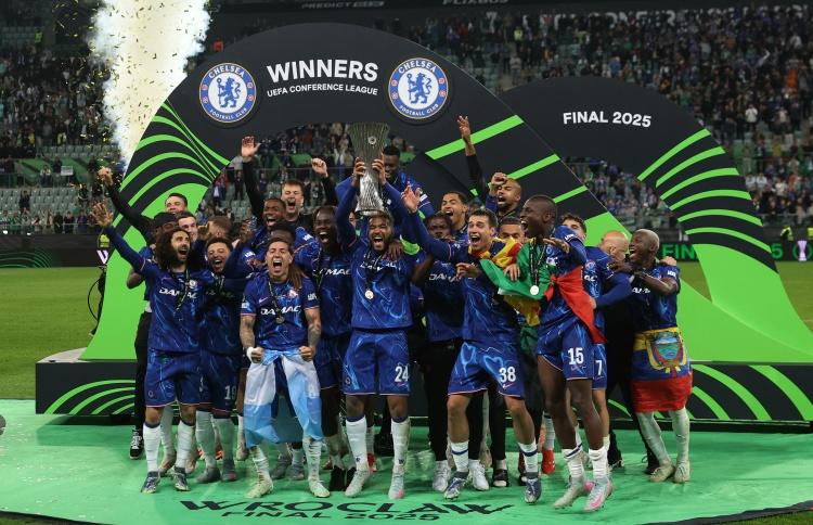 包含切尔西成首支欧战全满贯球队斩获欧协联冠军的词条