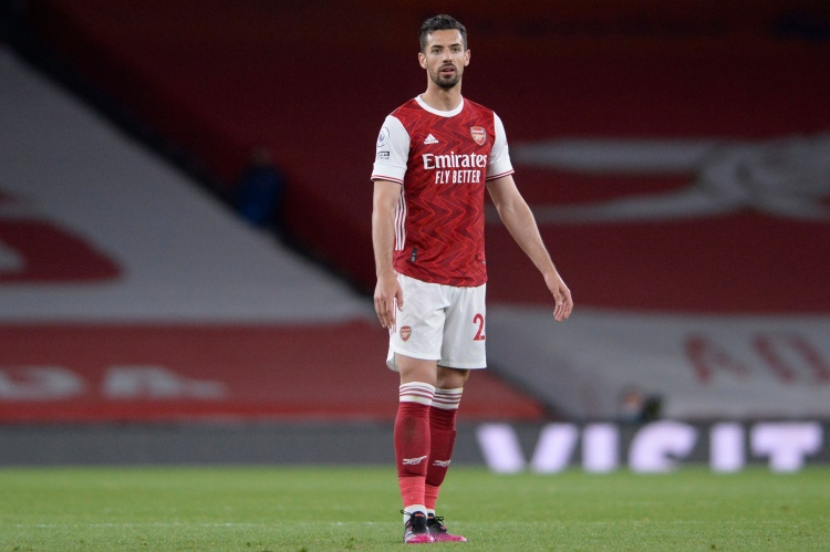 包含曝罗马有意利昂-贝利提出租借附带买断条款的方案的词条