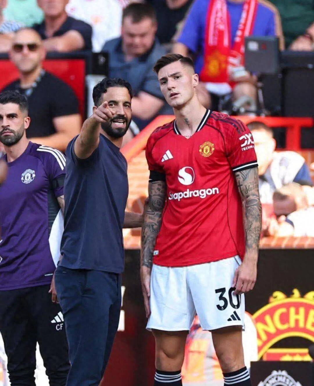 关于曼联新援亮相老特拉福德谢什科领衔点燃球迷热情的信息