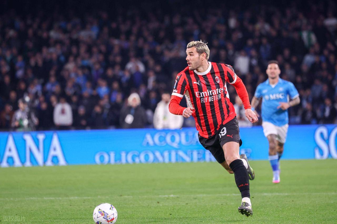 包含记者：米兰球迷怀念特奥后者加盟利雅得新月的词条