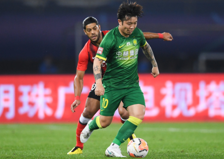 张稀哲在国安商店当收银员为顾客结账的简单介绍