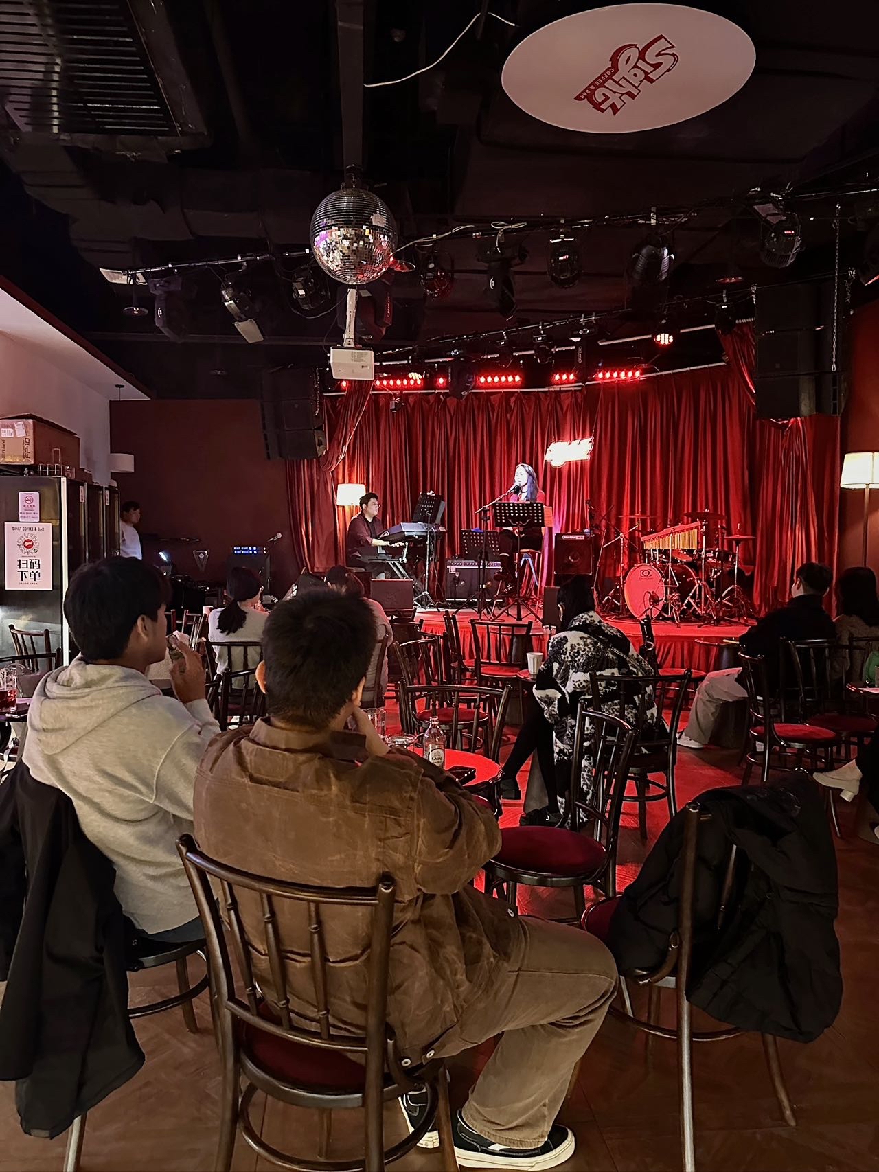 关于格拉利什现身瑞典酒吧享受7个小时的派对的信息  第2张