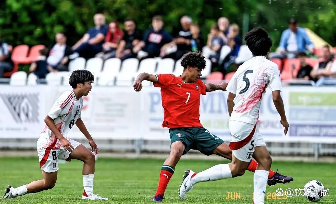 迷你罗身高已超过C罗合影配文有其父必有其子的简单介绍  第2张