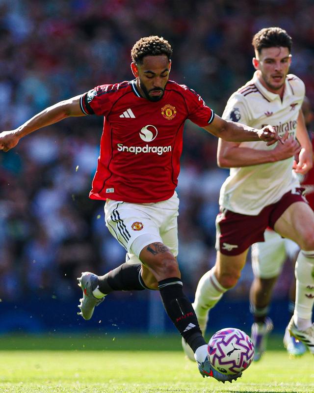 包含英超曼联4-2布莱顿姆伯莫双响库尼亚打入曼联处子球的词条